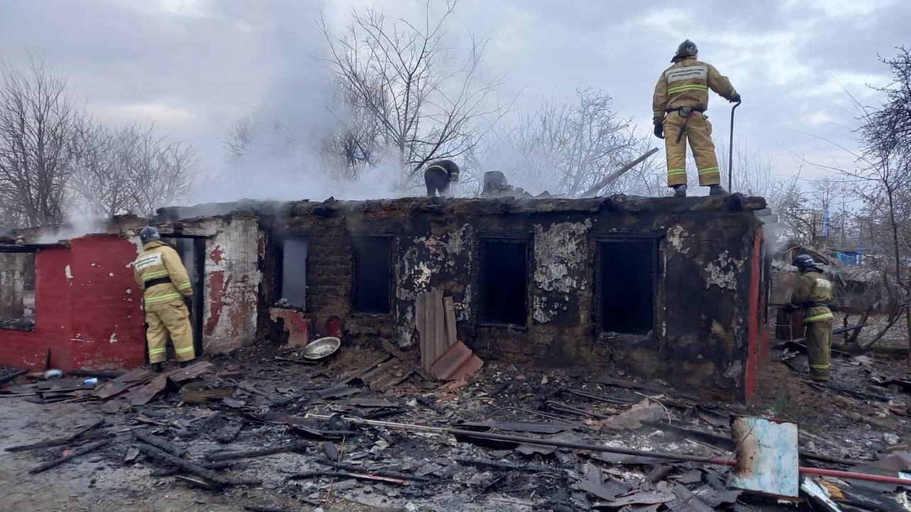 Дом в Курганинске, где погибли трое детей, мог загореться из-за замыкания проводки